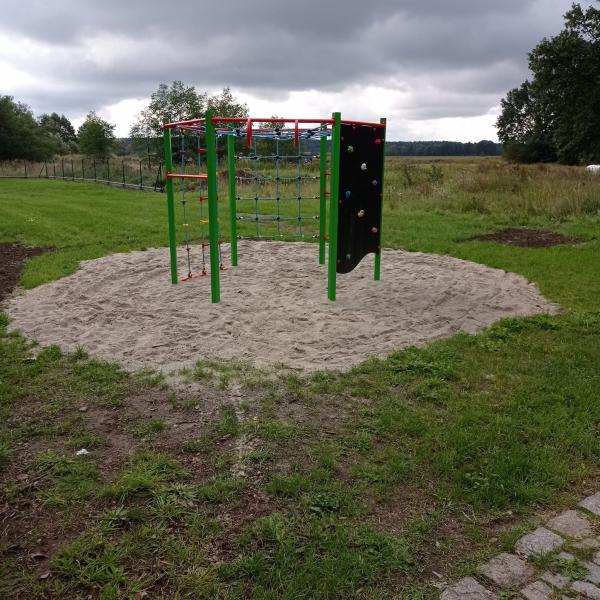 Doposażono 17 placów zabaw