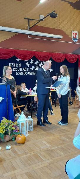 Podczas uroczystości z okazji Dnia Edukacji Narodowej wręczono stypendia