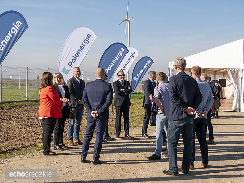 Zwieńczenie budowy farmy wiatrowej w Kostomłotach