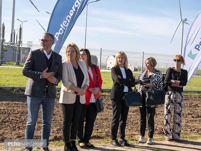 Zwieńczenie budowy farmy wiatrowej w Kostomłotach