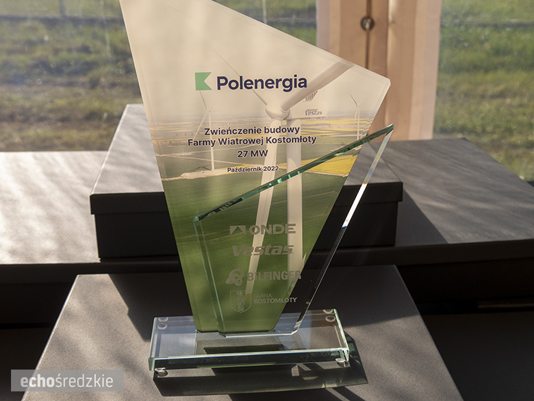 Zwieńczenie budowy farmy wiatrowej w Kostomłotach