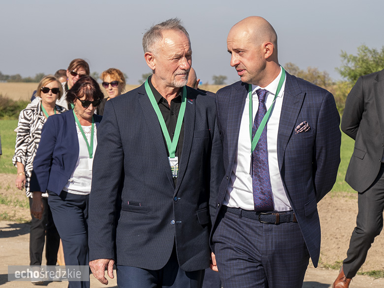 Zwieńczenie budowy farmy wiatrowej w Kostomłotach