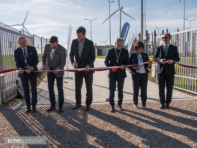 Zwieńczenie budowy farmy wiatrowej w Kostomłotach