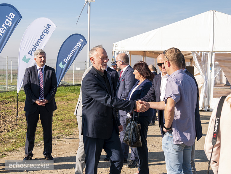 Zwieńczenie budowy farmy wiatrowej w Kostomłotach
