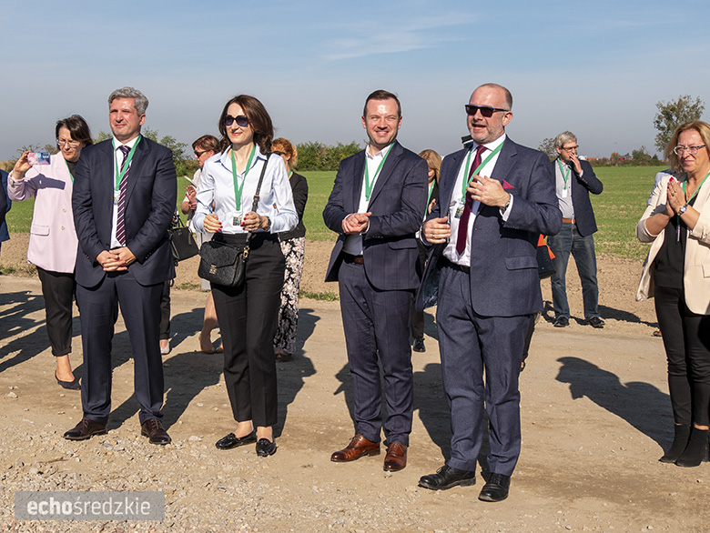 Zwieńczenie budowy farmy wiatrowej w Kostomłotach