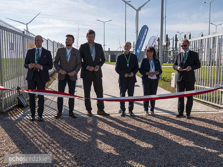 Zwieńczenie budowy farmy wiatrowej w Kostomłotach