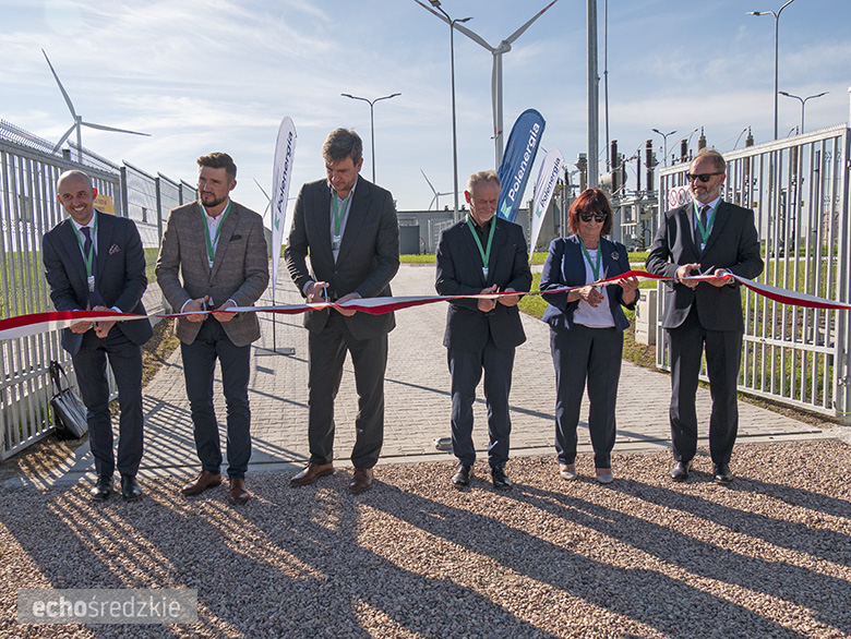 Zwieńczenie budowy farmy wiatrowej w Kostomłotach