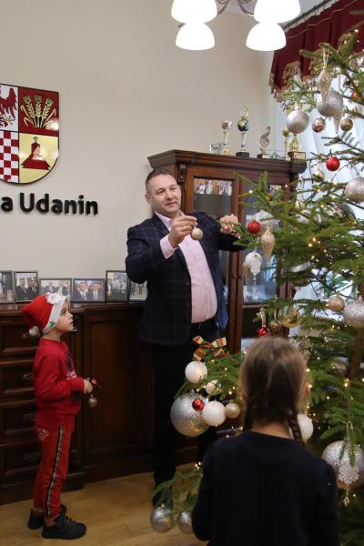 Wspólne ubieranie choinki