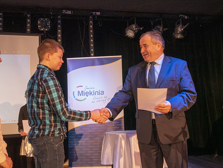 Burmistrz wręczył zdolnym uczniom listy gratulacyjne