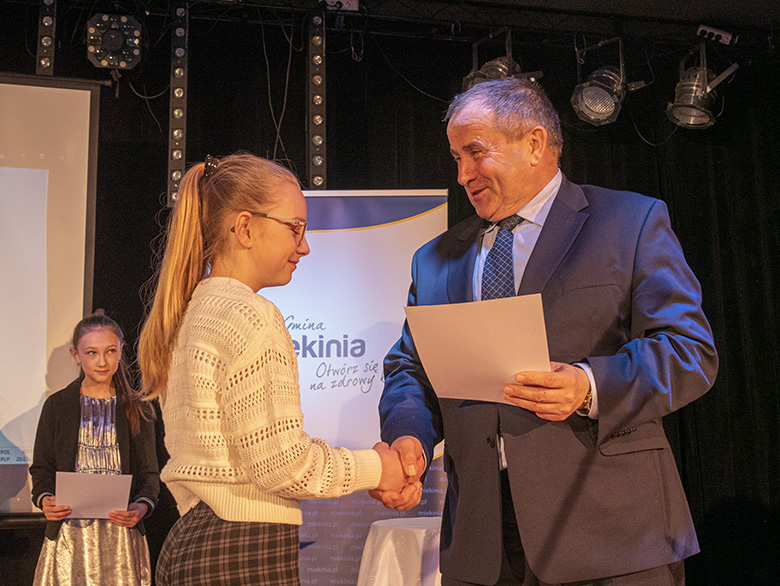 Burmistrz wręczył zdolnym uczniom listy gratulacyjne