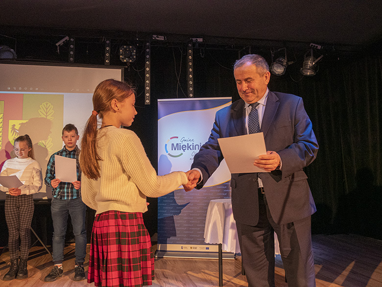 Burmistrz wręczył zdolnym uczniom listy gratulacyjne