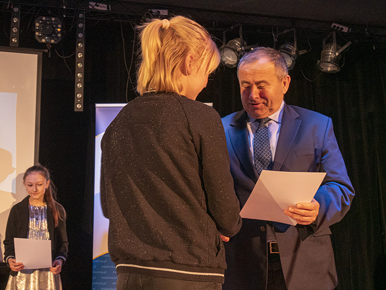 Burmistrz wręczył zdolnym uczniom listy gratulacyjne