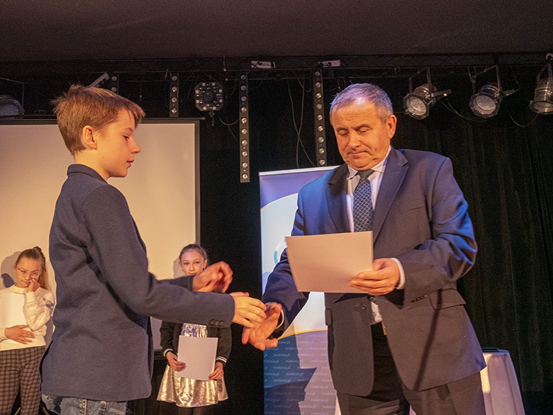 Burmistrz wręczył zdolnym uczniom listy gratulacyjne