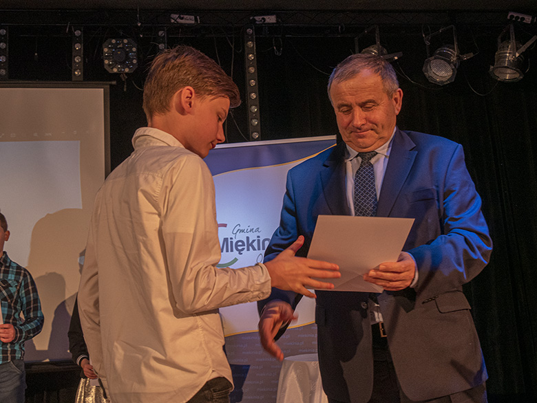 Burmistrz wręczył zdolnym uczniom listy gratulacyjne