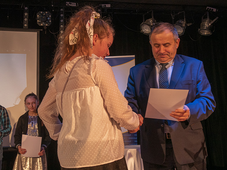 Burmistrz wręczył zdolnym uczniom listy gratulacyjne