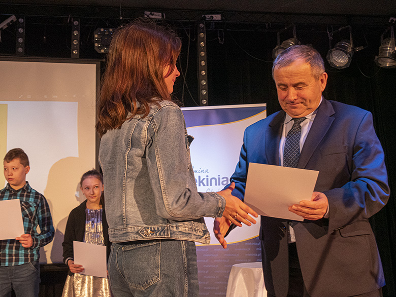 Burmistrz wręczył zdolnym uczniom listy gratulacyjne