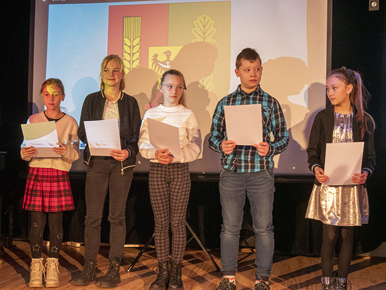 Burmistrz wręczył zdolnym uczniom listy gratulacyjne