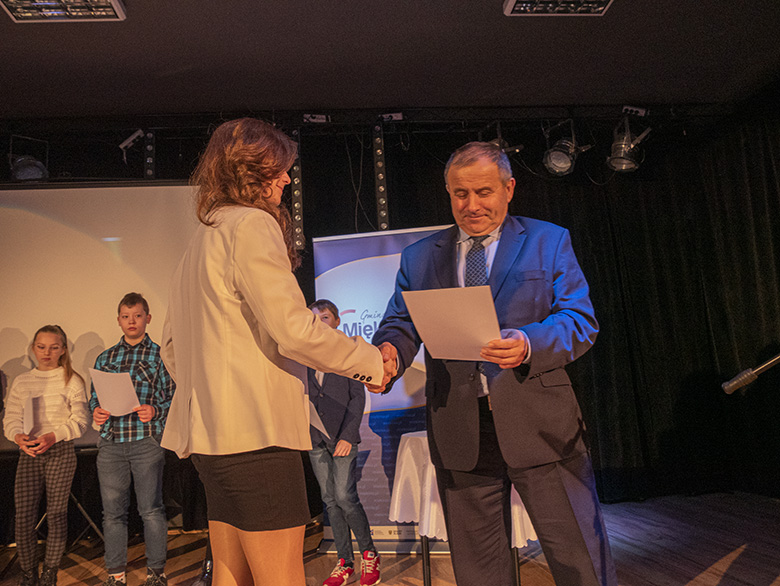 Burmistrz wręczył zdolnym uczniom listy gratulacyjne