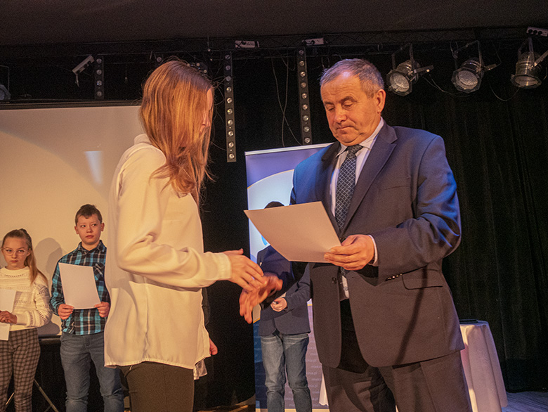 Burmistrz wręczył zdolnym uczniom listy gratulacyjne