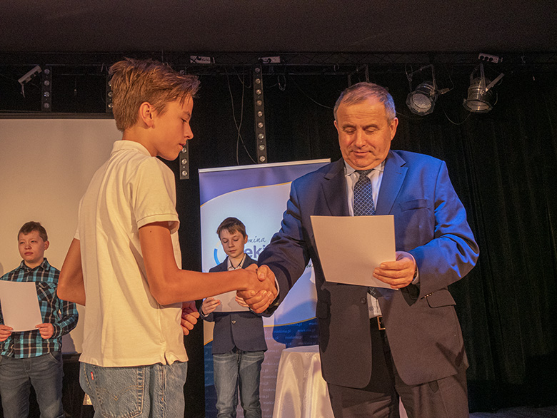 Burmistrz wręczył zdolnym uczniom listy gratulacyjne