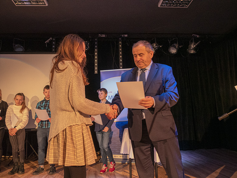Burmistrz wręczył zdolnym uczniom listy gratulacyjne