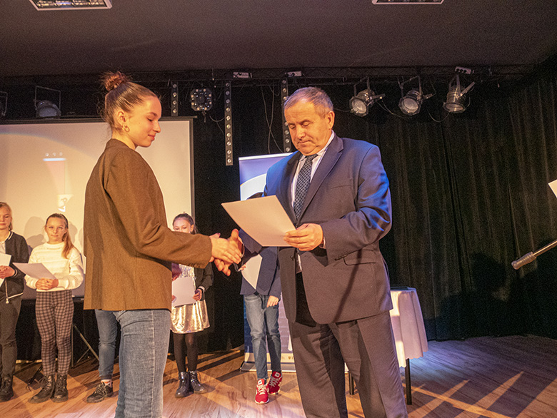 Burmistrz wręczył zdolnym uczniom listy gratulacyjne