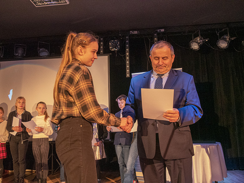 Burmistrz wręczył zdolnym uczniom listy gratulacyjne