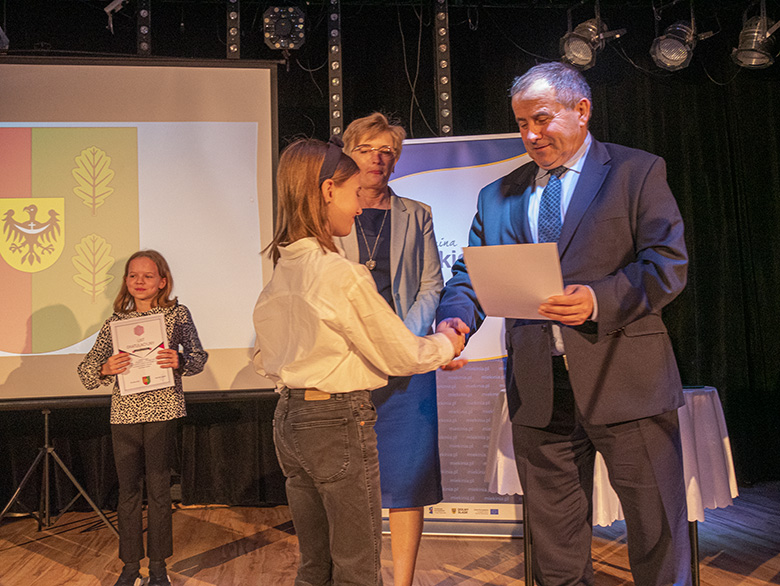 Burmistrz wręczył zdolnym uczniom listy gratulacyjne