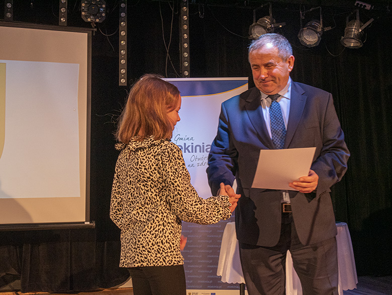 Burmistrz wręczył zdolnym uczniom listy gratulacyjne