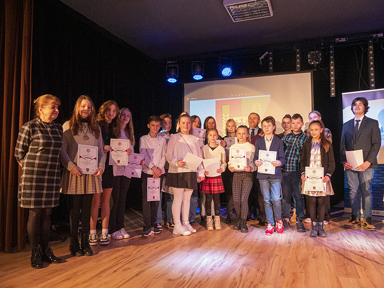 Burmistrz wręczył zdolnym uczniom listy gratulacyjne