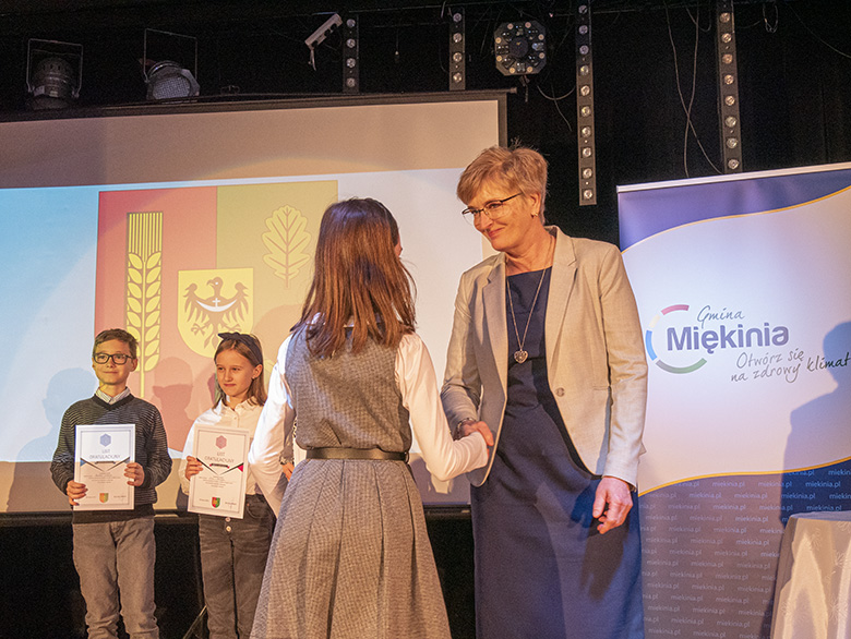 Burmistrz wręczył zdolnym uczniom listy gratulacyjne