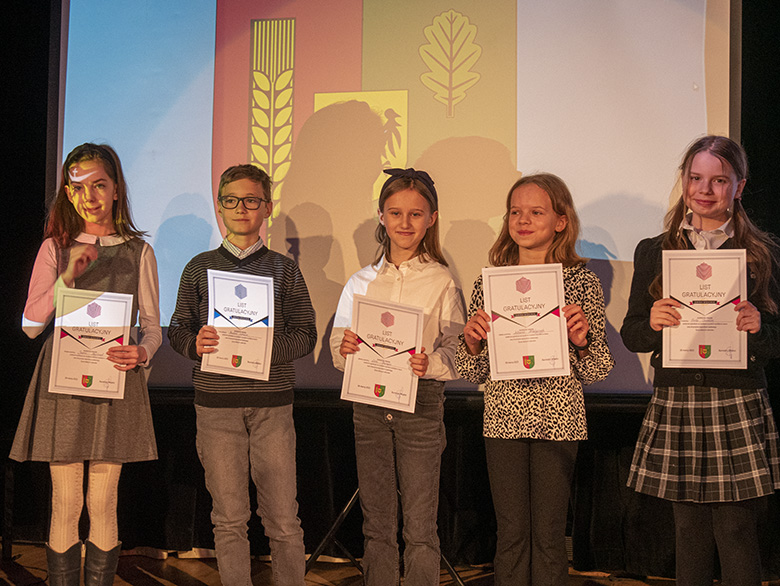 Burmistrz wręczył zdolnym uczniom listy gratulacyjne