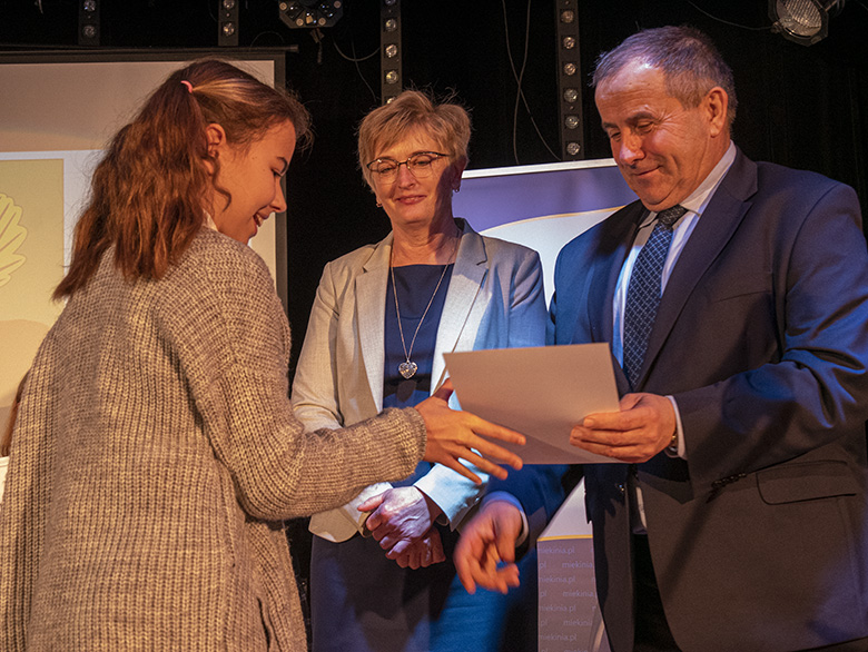 Burmistrz wręczył zdolnym uczniom listy gratulacyjne