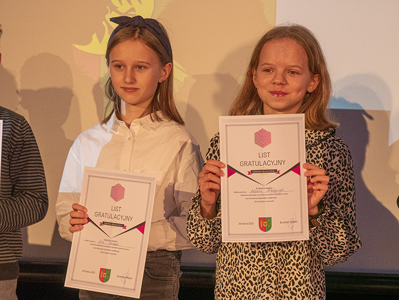 Burmistrz wręczył zdolnym uczniom listy gratulacyjne