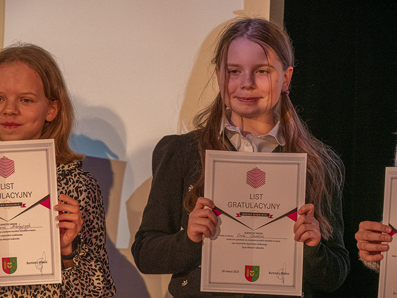 Burmistrz wręczył zdolnym uczniom listy gratulacyjne