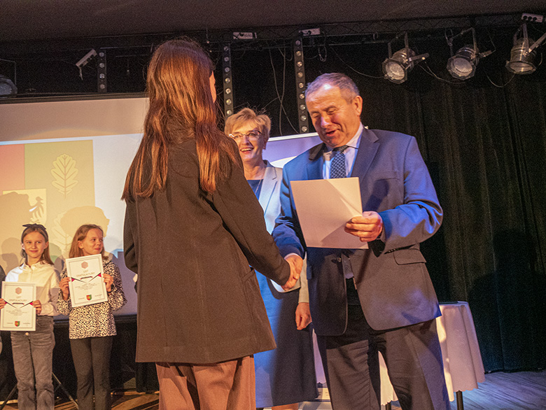 Burmistrz wręczył zdolnym uczniom listy gratulacyjne