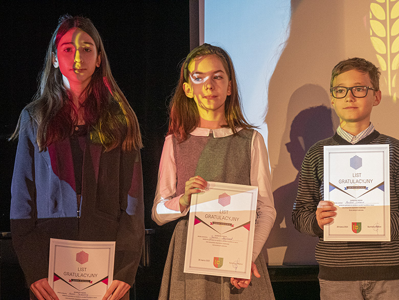 Burmistrz wręczył zdolnym uczniom listy gratulacyjne