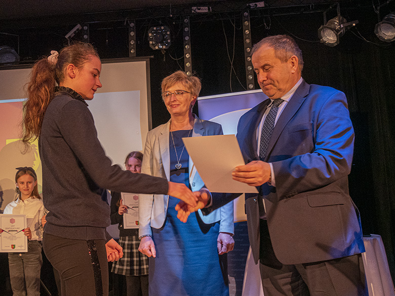 Burmistrz wręczył zdolnym uczniom listy gratulacyjne