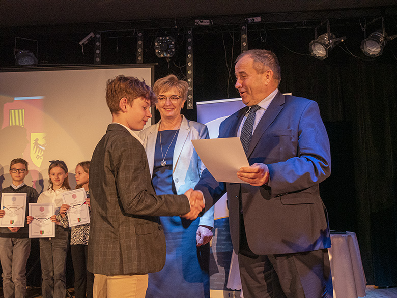 Burmistrz wręczył zdolnym uczniom listy gratulacyjne