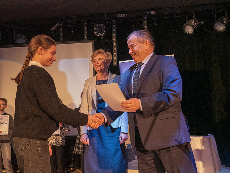 Burmistrz wręczył zdolnym uczniom listy gratulacyjne