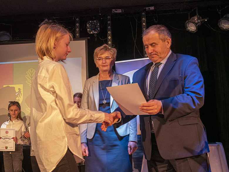 Burmistrz wręczył zdolnym uczniom listy gratulacyjne