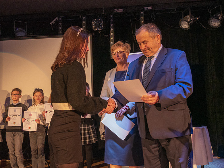 Burmistrz wręczył zdolnym uczniom listy gratulacyjne