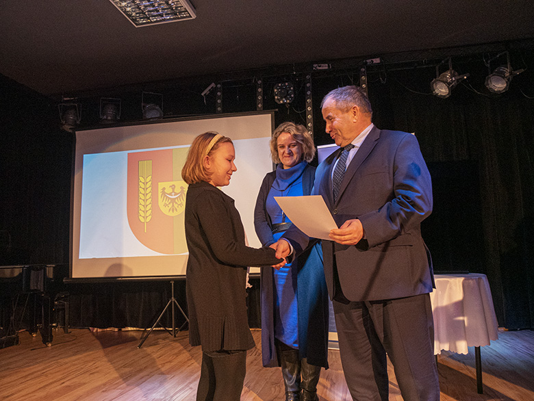 Burmistrz wręczył zdolnym uczniom listy gratulacyjne
