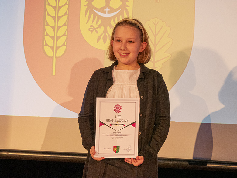 Burmistrz wręczył zdolnym uczniom listy gratulacyjne