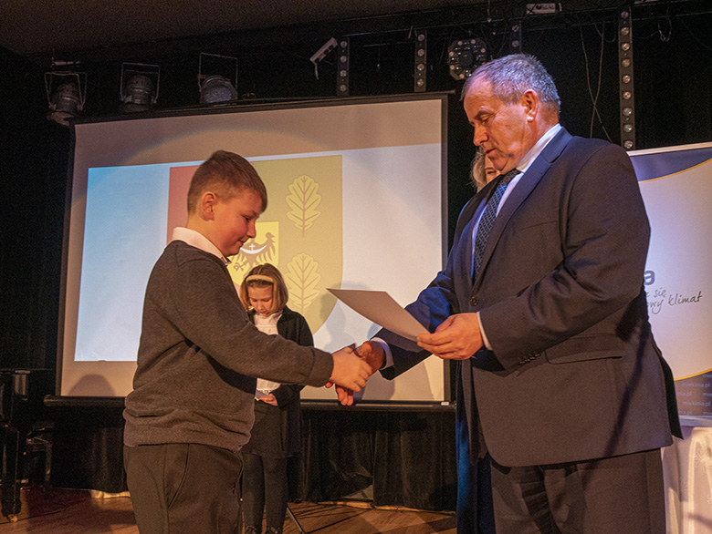 Burmistrz wręczył zdolnym uczniom listy gratulacyjne