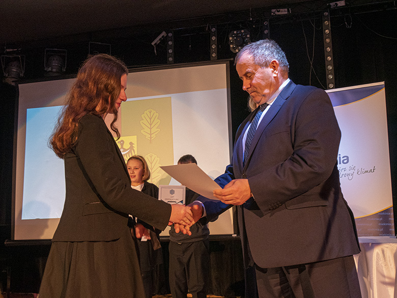 Burmistrz wręczył zdolnym uczniom listy gratulacyjne