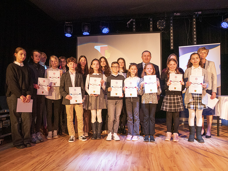 Burmistrz wręczył zdolnym uczniom listy gratulacyjne