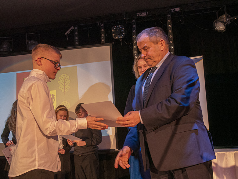 Burmistrz wręczył zdolnym uczniom listy gratulacyjne