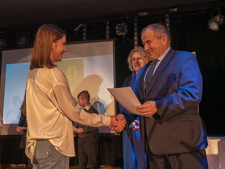 Burmistrz wręczył zdolnym uczniom listy gratulacyjne