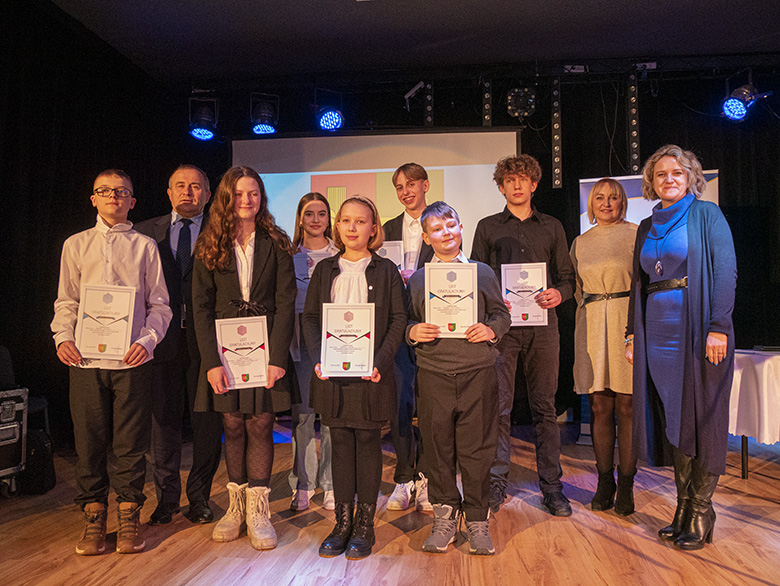 Burmistrz wręczył zdolnym uczniom listy gratulacyjne